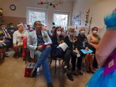 Powiększ zdjęcie: 11.	Goście oraz Seniorzy w Klubie Seniora w Komorowicach podczas odchodów Dni Seniora