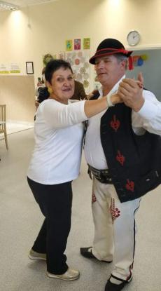 Powiększ zdjęcie: 21.	Pani Romana - Seniorka z Klubu Jutrzenki z Heniem Zbójem podczas zabawy tanecznej z okazji Dnia Seniora