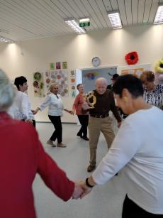 Powiększ zdjęcie: 22.	Klubowicze z Jutrzenki wspólnie tańczą