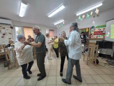 Powiększ zdjęcie: 3.	Seniorzy z DDP podczas zabawy tanecznej z okazji Dnia Seniora