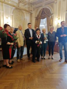 Powiększ zdjęcie: 4.	Grupa Seniorów wyróżnionych w Plebiscycie Aktywny Senior 2021r.  z Z-cą Prezydenta Miasta B-B p. P. Kucią oraz Radnym p. K. Markowskim w Sali Sesyjnej UM