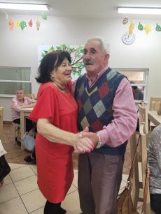 Powiększ zdjęcie: 4.	Pani Irena i Pan Tadeusz - Podopieczni DDP tańczą podczas zabawy z okazji Dnia Seniora