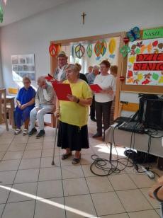 Powiększ zdjęcie: 5.	Seniorzy z DDP recytują wiersze podczas przedstawienia z okazji Dnia Seniora