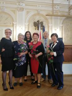 Powiększ zdjęcie: 6.	Seniorzy z OWOS wyróżnieni w Plebiscycie Aktywny Senior 2021r. z Naczelnikiem Wydziału Polityki Społecznej p. Ewą Swatek w Sali Sesyjnej UM