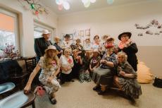 Powiększ zdjęcie: 9.	Klubowicze wraz z kadrą w Klubie Seniora w Komorowicach podczas uroczystości z okazji Dni Seniora