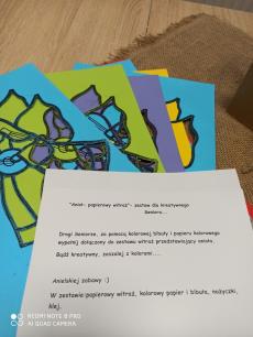 Powiększ zdjęcie: Anioł - papierowy witraż. Box zawiera - papierowy witraż, kolorowy papier, bibuła, klej, nożyczki i instrukcję do samodzielnego wykonania przez Seniora