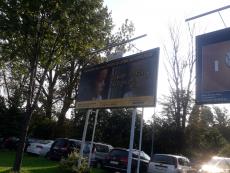 Powiększ zdjęcie: bilboard o rozmiarach 495 centymetrów na 238 centymetrów umieszczony w Bielsku-Białej  po lewej stronie parkingu przy centrum handlowym Sfera ul. Mostowa 5 promujący kampanię społeczną pod nazwą  „Szukam rodziny zastępczej” przedstawiający smutną dziewczynkę przy mokrym od deszczu oknie