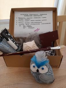 Powiększ zdjęcie: Ceramiczne zwierzaki. Box zawiera - figurkę ceramiczną sowy, papier ścierny, pędzel, farby, klej, ozdoby(piórka, koraliki, cekiny) i instrukcję do samodzielnego wykonania przez Seniora