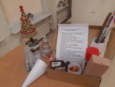 Powiększ zdjęcie: Choinka z papierowej wikliny. Box zawiera doniczkę, kij, kartkę bloku technicznego, klej, ozdoby(cekiny, koraliki, gwiazdki) i instrukcję do samodzielnego wykonania przez Seniora