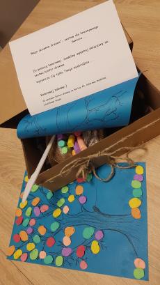 Powiększ zdjęcie: Jesienne drzewo. Box zawiera - kontur drzewa na kolorowej kartce A4, modelinę, plastikowy nożyk i instrukcję do samodzielnego wykonania przez Seniora