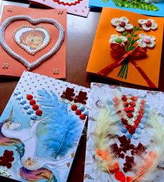 Powiększ zdjęcie: Kartki dla dzieci przedstawiające serce, bukiet kwiatów, konika, piórka, koraliki.