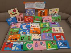 Powiększ zdjęcie: Kartki z okazji dnia dziecka przedstawijące baloniki, misie, słoniki, słońca, pociągi oraz życzenia.