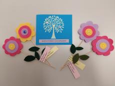 Powiększ zdjęcie: Laurki z okazji Dnia Seniora oraz kwiaty filcowe - upominki od dzieci ze Świetlicy