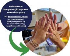 Powiększ zdjęcie: Na zdjęciu znajdują się dwa okręgi. W lewym górnym rogu granatowe koło z białym tekstem w środku: Podnoszenie kompetencji i poprawa warunków pracy dla Pracowników opieki instytucjonalnej, którzy zdecydowali się na świadczenie usług w społeczności lokalnej. Drugie zdjęcie po stronie prawej to dłonie kilku osób połączone w koło.