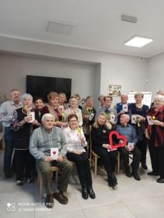 Powiększ zdjęcie: Podopieczni z Dziennego Domu Senior+ z ul. Partyzantów w dniu Św. Walentego