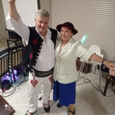 Powiększ zdjęcie: Seniorka z Klubu z Komorowic z grajkiem Heniem