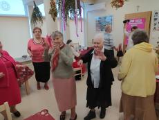 Powiększ zdjęcie: Seniorki z Klubu Senior+ przy ul. Jesionowej bawią się podczas zabawy z okazji Dnia Seniora