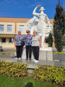 Powiększ zdjęcie: Seniorki z OWOS przed pomnikiem Karolinki i Karliczka w Gogolinie