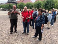 Powiększ zdjęcie: Seniorzy z Dziennego Domu Senior Plus na wycieczce na pszczynskim rynku