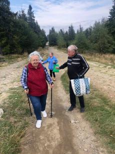 Powiększ zdjęcie: Seniorzy z Dziennego Domu Senior Plus na wycieczce na Szyndzielni maszerują z kijkami