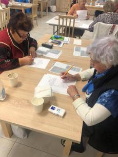 Powiększ zdjęcie: Seniorzy z Dziennego Domu Senior Plus podczas treningów pamięci wykonują ćwiczenia usprawnijące umysł