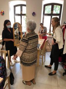 Powiększ zdjęcie: Seniorzy z Dziennego Domu Senior Plus podczas warsztatów ze stylistką