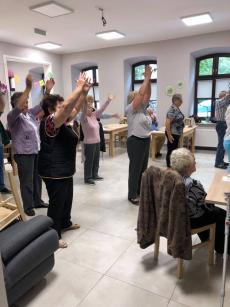 Powiększ zdjęcie: Seniorzy z Dziennego Domu Senior Plus podczas zajęć ruchowych z fizjoterapeutą