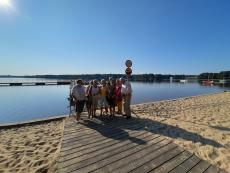 Powiększ zdjęcie: Seniorzy z Klubu Senior Plus z ulicy Jesionowej na wycieczce w Tychach park Paprocany