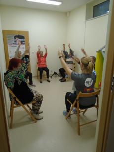 Powiększ zdjęcie: Seniorzy z Klubu Senior Plus z ulicy Jesionowej wykonują ćwiczenia podczas warsztatów oddechowych z fizjoterapeutą