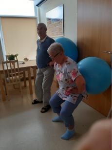 Powiększ zdjęcie: Seniorzy z Klubu Senior Plus z ulicy Jesionowej wykonują ćwiczenia podczas zajęć z fizjoterapeutą