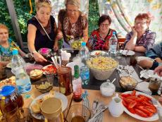 Powiększ zdjęcie: Seniorzy z Klubu w Komorowicach podczas pikniku w ogrodzie - dania wykonane własnoręcznie