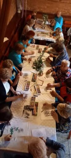 Powiększ zdjęcie: Seniorzy z OWOS podczas zajęć manualnych w Lalikach