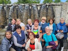 Powiększ zdjęcie: Seniorzy z OWOS przed Fontanną – Wodospadem w Gogolinie