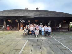 Powiększ zdjęcie: Seniorzy z OWOS przed legendarną Karczmą RZYM w Suchej Beskidzkiej