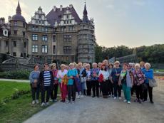 Powiększ zdjęcie: Seniorzy z OWOS przed Pałacem w Mosznej