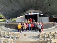 Powiększ zdjęcie: Seniorzy z OWOS w Amfiteatrze - Narodowym Centrum Polskiej Piosenki w Opolu