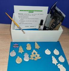 Powiększ zdjęcie: Świąteczne figurki. Box zawiera - figurki z masy solnej w trzech kolorach, farba akrylowa, sznurek, pędzel i instrukcję do samodzielnego wykonania przez Seniora
