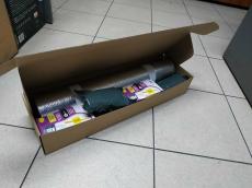 Powiększ zdjęcie: Zdjęcie pakietu energetycznego umieszczonego w pudełku z szarego kartonu leżacego na posadzce. W pakiecie znajdują się między innymi żarówki LED o ciepłobiałym świetle, z pseudowłóknami LED-owymi. Po zapaleniu daje to efekt świetlny tradycyjnej żarówki, przy pięciokrotnie mniejszej ilości zużytego prądu.