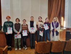 Powiększ zdjęcie: Zdjęcie przedstawia 6 uczennic z I Liceum Ogólnokształcącego w Bielsku-Białej prezentujących otrzymane dyplomy wraz z nauczycielem Panią Borowską.