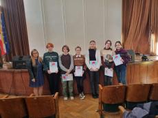 Powiększ zdjęcie: Zdjęcie przedstawia 6 uczennic z I Liceum Ogólnokształcącego w Bielsku-Białej wraz z kierownikiem Działu Pieczy Zastępczej Panią Kanią-Waliszewską.