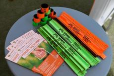 Powiększ zdjęcie: Zdjęcie przedstawia  materiały promocyjne takie jak ulotki i odblaski