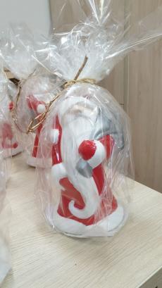 Powiększ zdjęcie: Zdjęcie przedstawia ozdobną figurkę Mikołaja 