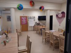 Powiększ zdjęcie: Sala aktywności dziennej i spotkań, pełniąca także funkcję jadalni w Klubie Senior+ przy ul. Jesionowej 13