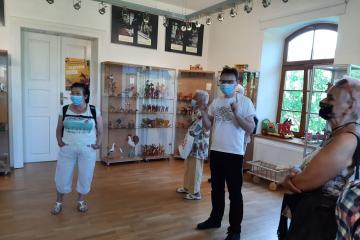 Seniorzy z Klubu Senior+ ul. Jutrzenki na wycieczce w Muzeum Zabawek w Stryszawie 