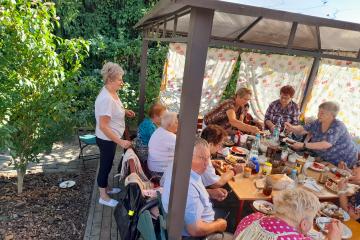 Seniorzy z Klubu w Komorowicach podczas pikniku w ogrodzie – biesiada