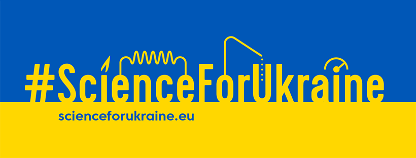 Logotyp Science for Ukraine w postaci prostokąta. G&oacute;rna część to niebieskie, a dolna to ż&oacute;łte pole. Na g&oacute;rnym polu znajduje się ż&oacute;łty napis: #ScienceForUkraine. Na dolnym polu znajduje się niebieski napis: scienceforukraine.eu